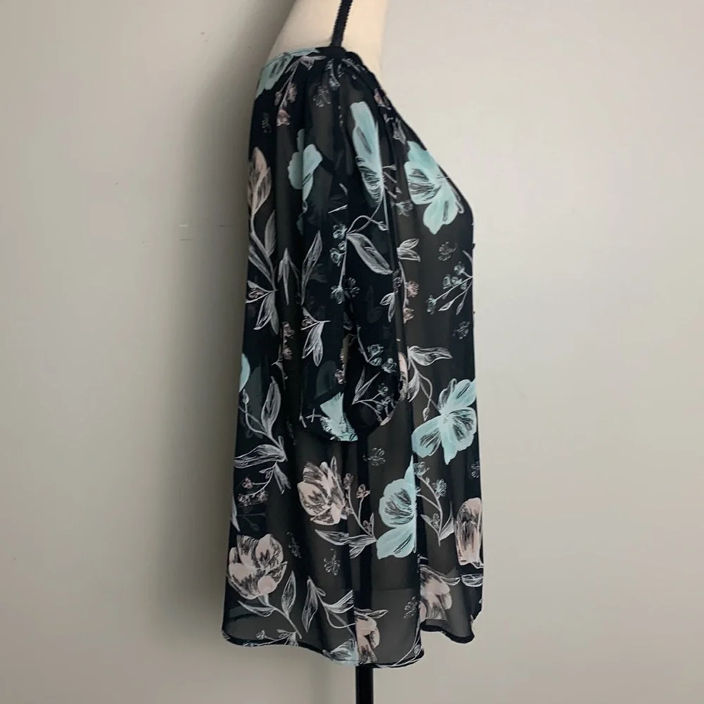 Torrid Black Floral Short Sleeve Semi-Sheer Blouse Size 0 - Picture 8 of 11